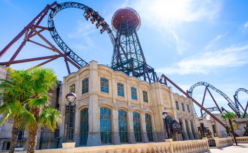 Der authentische Kroatische Themenbereich im Europa-Park mit der Achterbahn Voltron Nevera powered by Rimac und dem Wardenclyffe Tower im Hintergrund.