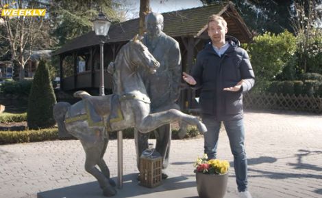 Moderator Stefan Maier vor der Statue von Franz Mack