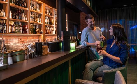 Junges Paar genießt ihre Cocktails in der panoramaa bar