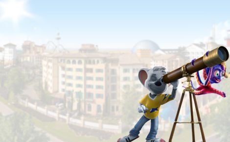 Ed und Snorri schauen durch ein Fernrohr, im Hintergrund sind verschwommen die Hotels zu sehen.