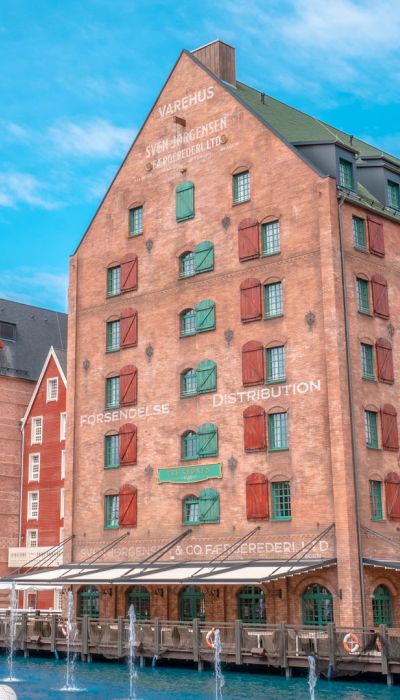 Majestätisch thront das nordisch thematisierte Hotel "Krønasår" über dem See