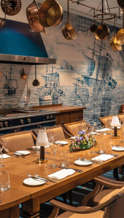 Langer Captains Table an Bord des TRE KRØNEN im Kronasar