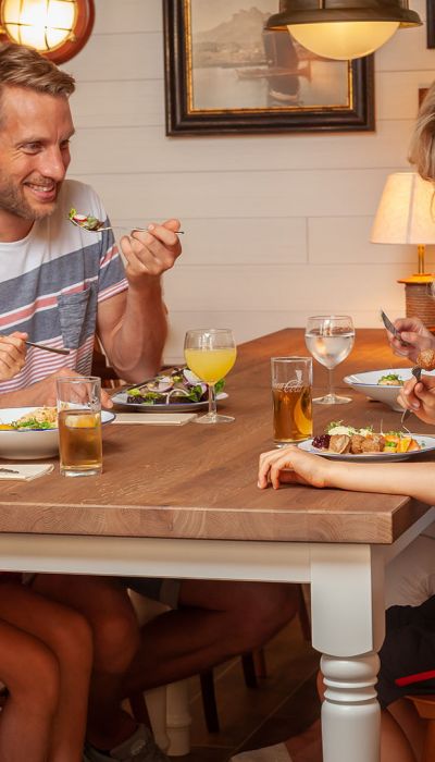 Familie isst gemeinsam im Fjord Restaurant