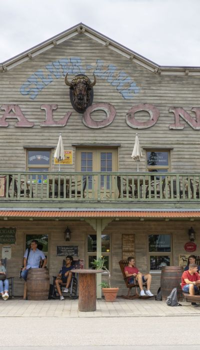 Schulklasse vor dem Silver Lake Saloon