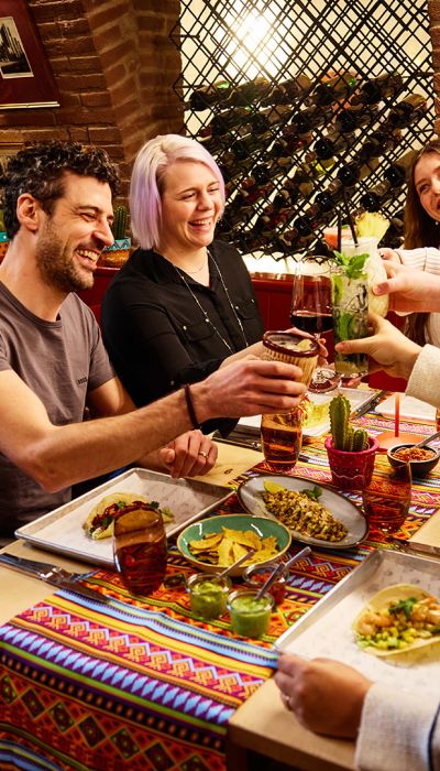 Freundesgruppe beim TEX-MEX Essen im Don Quichotte