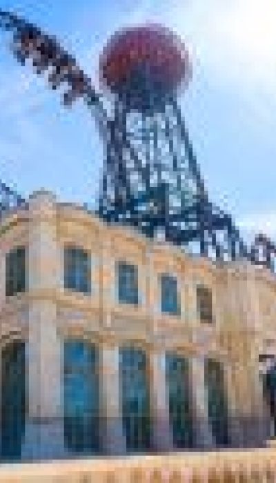 Der authentische Kroatische Themenbereich im Europa-Park mit der Achterbahn Voltron Nevera powered by Rimac und dem Wardenclyffe Tower im Hintergrund.