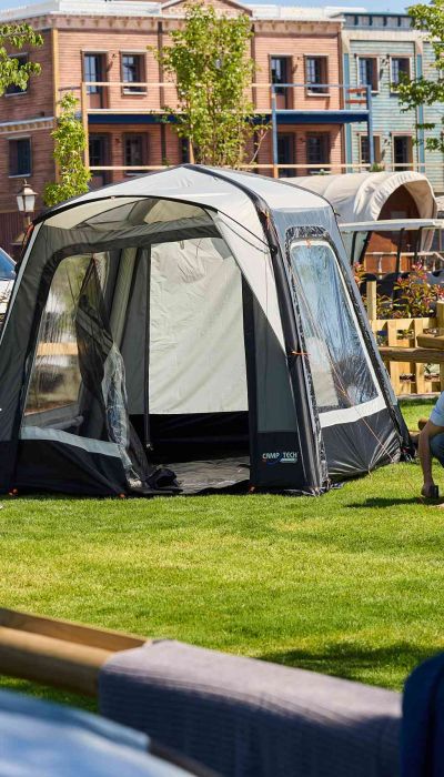 Familie auf Camping Zeltplatz 