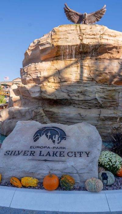Reiter vor dem Brunnen in der Silver Lake City an Halloween