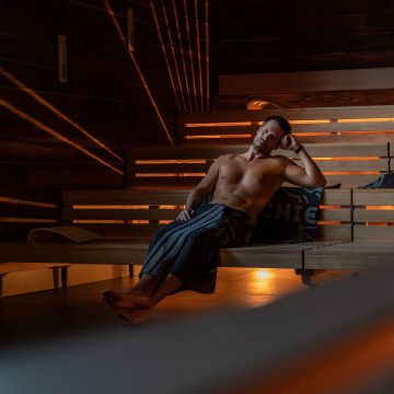 Ein Paar entspannt in der Sauna