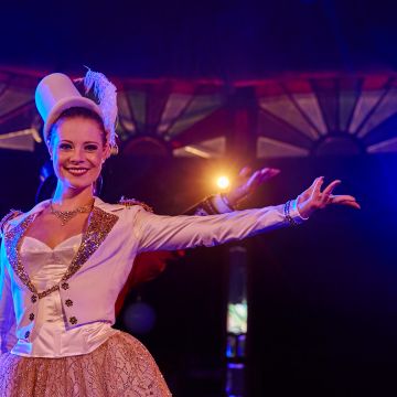 Eine Künstler heißt Sie bei Le Grand Chapiteau willkomen