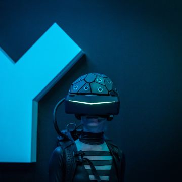 YULLBE Gast vor dem YULLBE Y