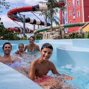 Familie im Vildstrøm in Rulantica