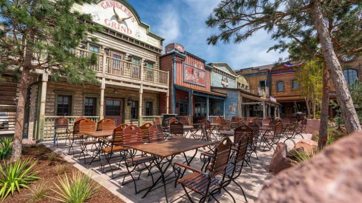 La terrasse de plein-air du bar Wild Horse à Silver Lake City.