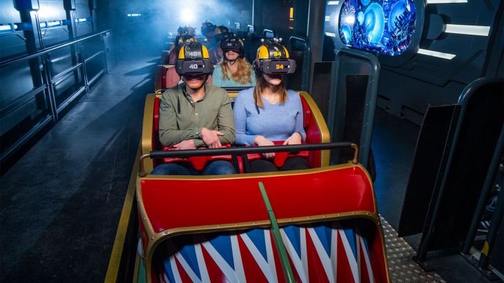 Gäste mit VR-Brille im CanCan Coaster
