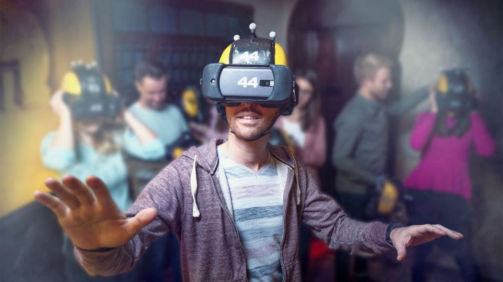 Besucher im Free Roam-Bereich von Coastiality