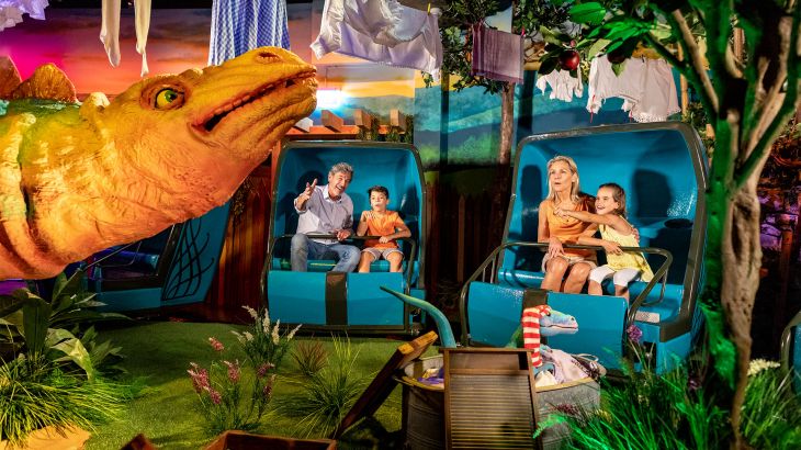 Gäste und Dinosaurier im Darkride Madame Freudenreich Curiosités