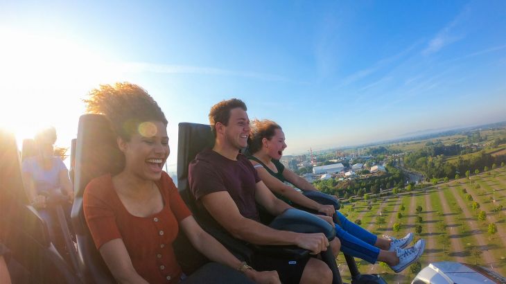 Gäste fahren in der Achterbahn Silver Star