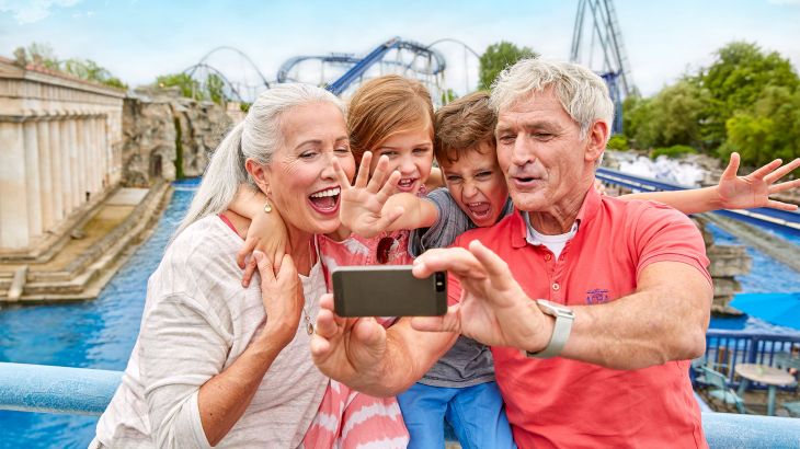 Familie macht ein Selbstporträt vor der Europa-Park Kulisse