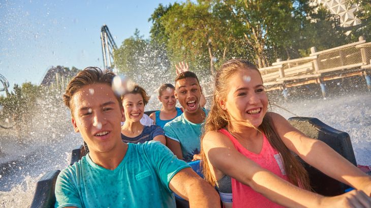 Jugendliche fahren in Wasserachterbahn Poseidon