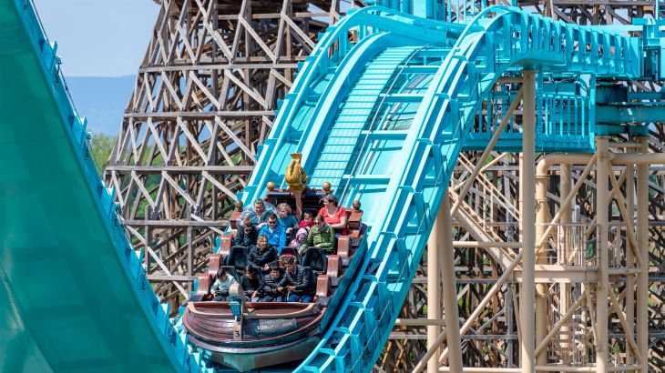 Fahrt auf der Atlantica SuperSplash, im Hintergrund WODAN - Timburcoaster