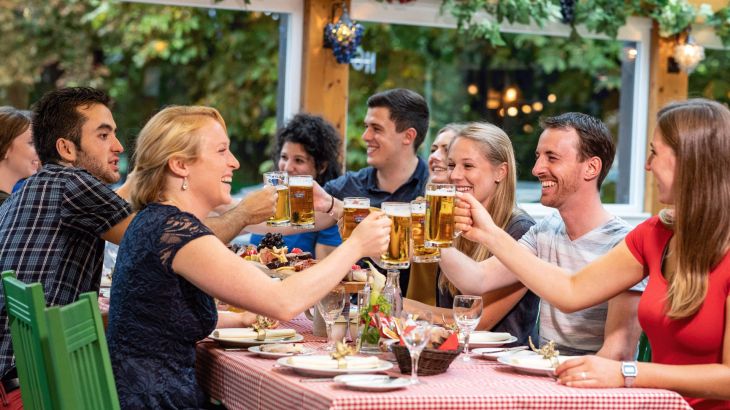 Besuchergruppe im Restaurant Seehaus