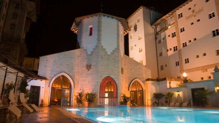 Pool des Hotel Santa Isabel bei Nacht