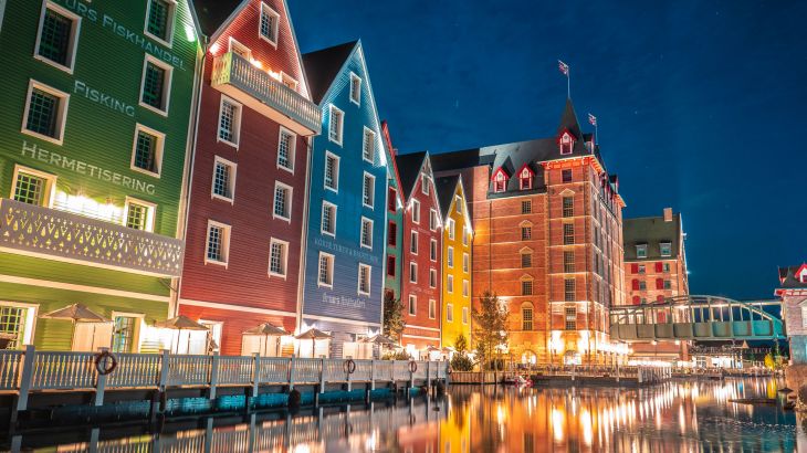 Die bunte Fassade des skandinavisch angehauchten Hotels "Krønasår" strahlt im Abendlicht