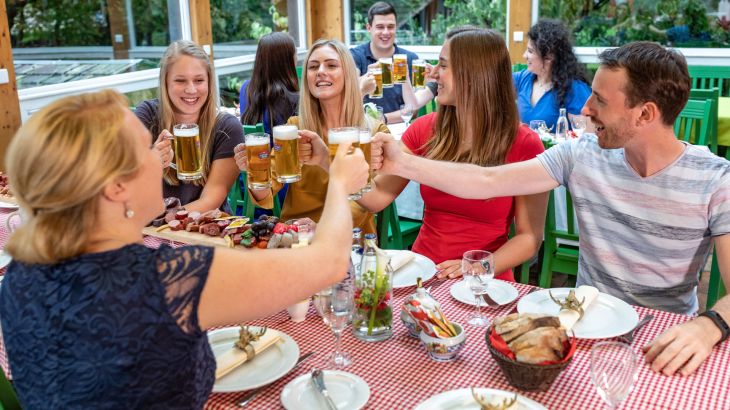 Gruppe junger Leute beim vespern im Seehaus