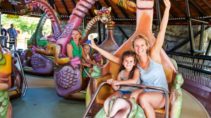 Familie in der Attraktion Spinning Dragons