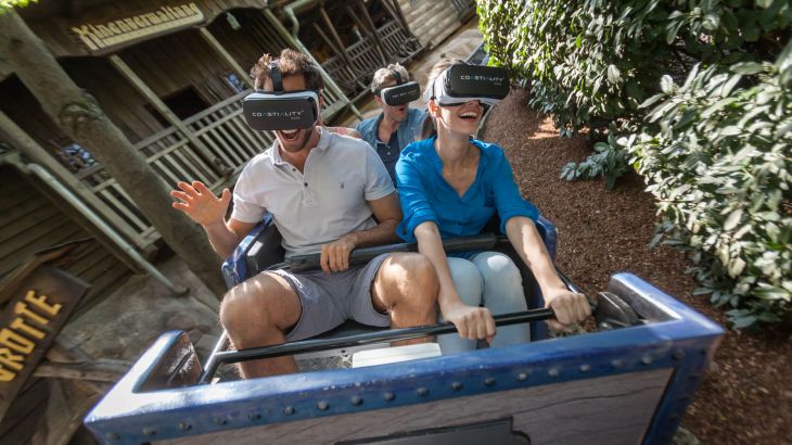Besucher im Alpenexpress mit Coastiality-Brille