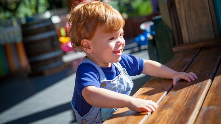 Kind bei einer Sitzbank ders BIG-Bobby-Car Parcours