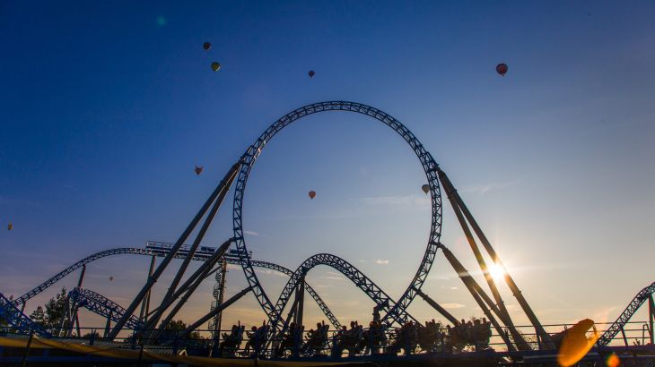 Looping der blue fire aus der Ferne, Luftballons steigen nebenan auf