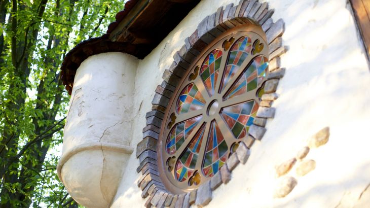 Buntes Fenster im Dornröschenschloss