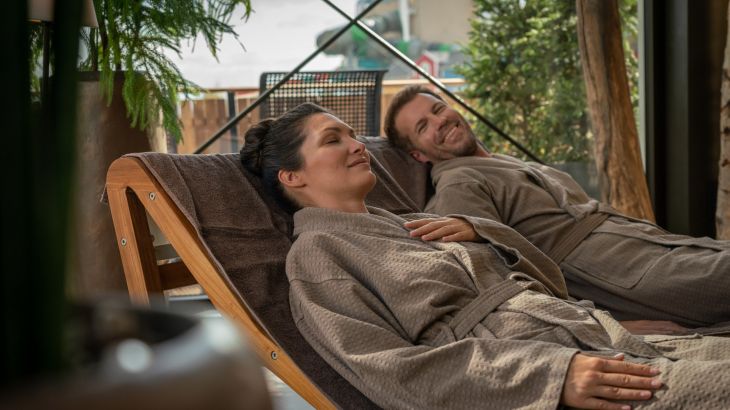 Ein Paar entspannt im Ruhebereich des Hotels Kronasar