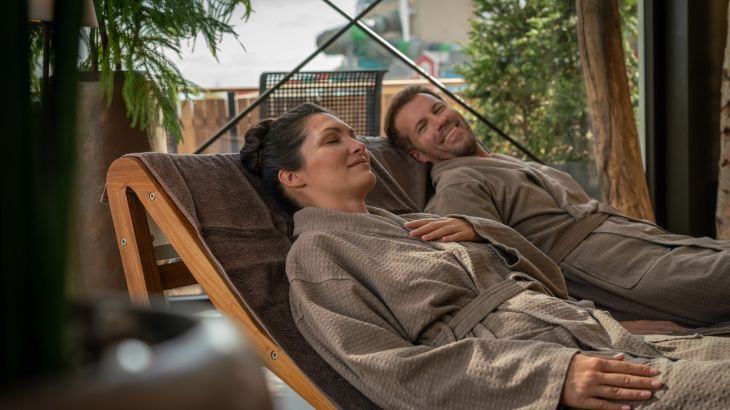 Ein Paar entspannt im Ruhebereich des Hotels Kronasar