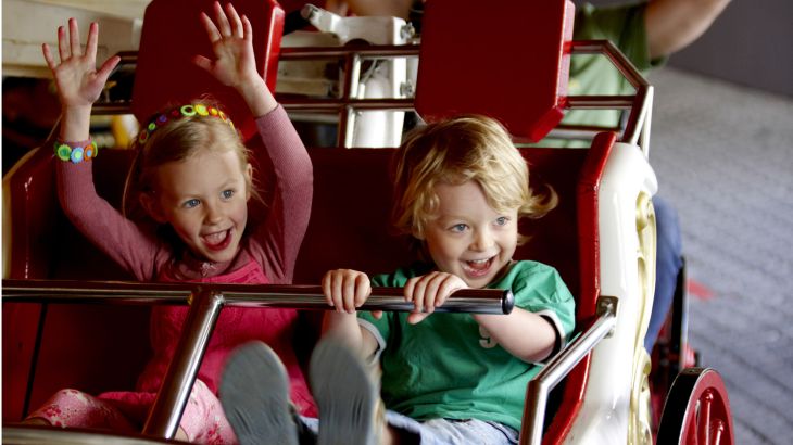 Kinder im Feria Swing-Karussell