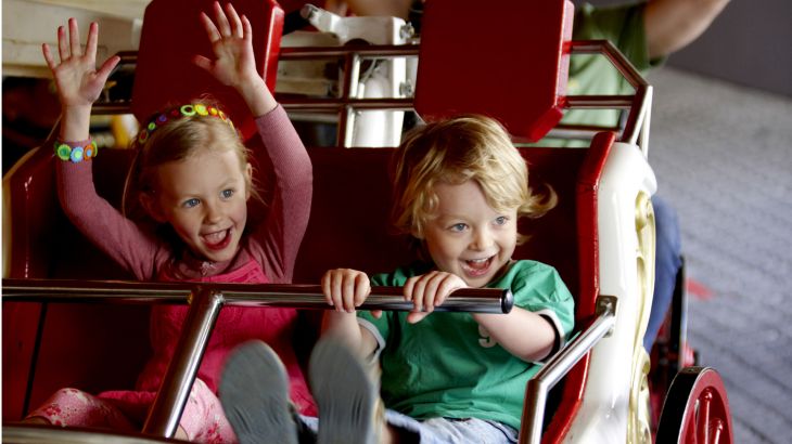 Kinder im Feria Swing-Karussell