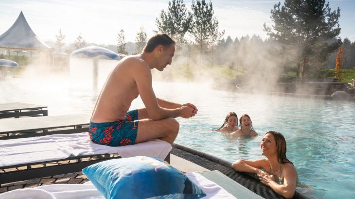 Familie im Schwimmbecken des Frigg Tempels