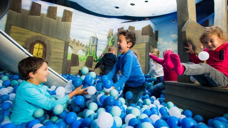 Kinder spielen im blauen Ballpool der Limerick Castle