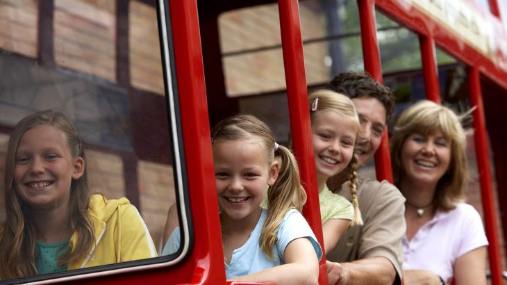 Familie im roten London Bus