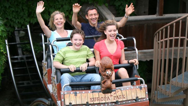 Familie bei der Fahrt mit dem Matterhorn-Blitz