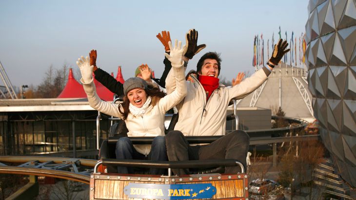 Familie bei der Fahrt mit dem Matterhorn-Blitz