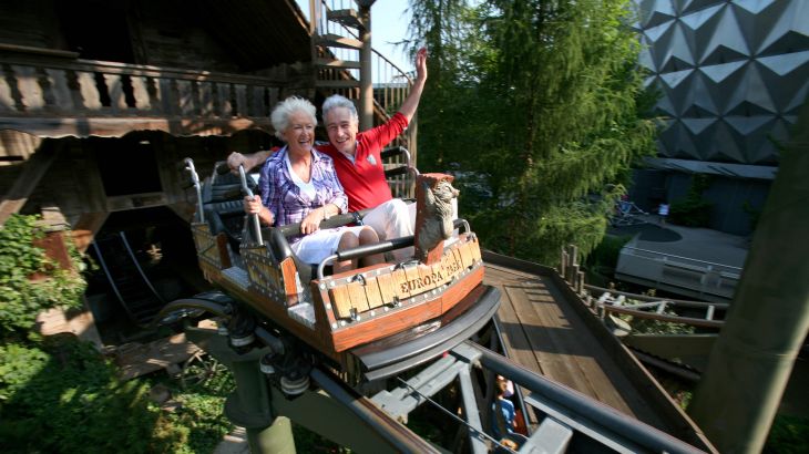 Paar bei der Fahrt mit dem Matterhorn-Blitz