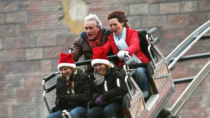 Familie bei der Fahrt mit dem Matterhorn-Blitz, sie tragen Weihnachtsmützen