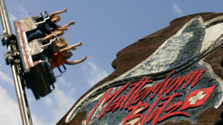 Schild des Matterhorn-Blitzes, im Hintergrund fährt ein Wagen