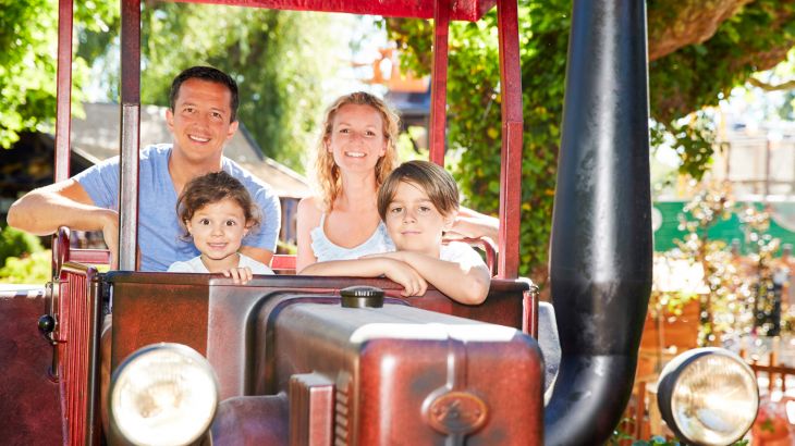 Familie im Traktor auf Old Mac Donald's Farm