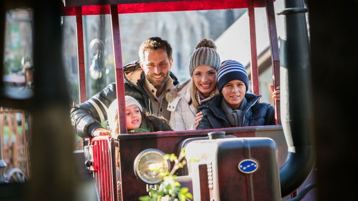 Familie im Traktor auf Old Mac Donald's Farm