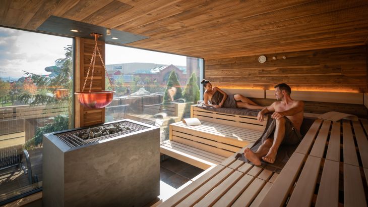 Ein Paar in der Sauna im Hotel Kronasar
