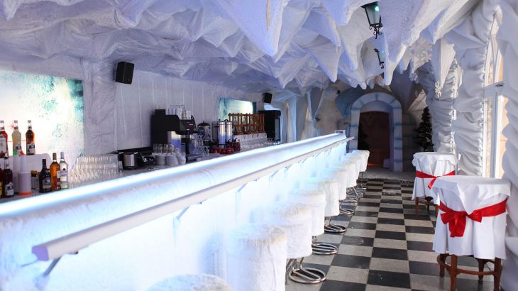Eiszapfen hängen über de langen Theke in der Bar Glaciar