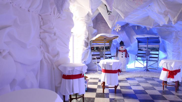 Ein Schneemann steht in der Bar Glaciar